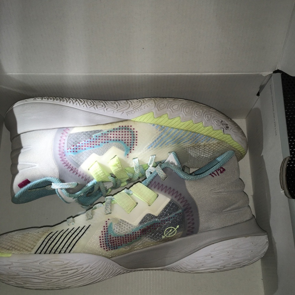 Nike Kyrie Flytrap V 5 Basketball Shoe